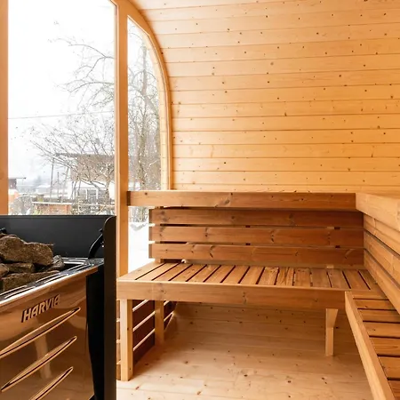 펜션 With Swimming Pond And Hot Tub, Cleaning Included